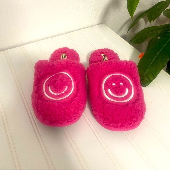 Dluxe by Dearfoams Happy Face Slides Slippers Smile Smiley Emoji Pink Size 4/5 - Picture 1 of 6